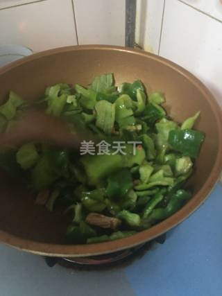 家常菜青椒炒肉的做法步骤：5